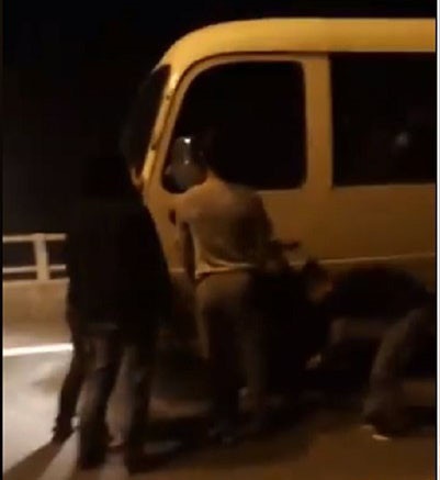 nhom thanh nien chan oto xin tien anh 2