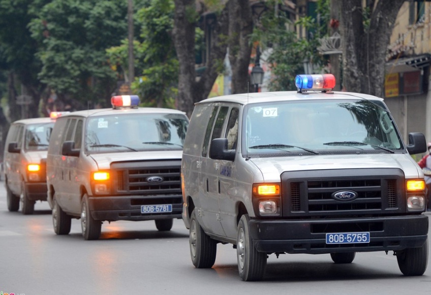 Xe dac chung dan giai cac bi cao ra khoi trai tam giam T16 hinh anh