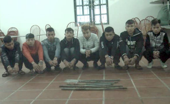 Nhóm thanh niên chặn ôtô xin tiền ảnh 1 Nhom thanh nien chan oto xin tien anh 1