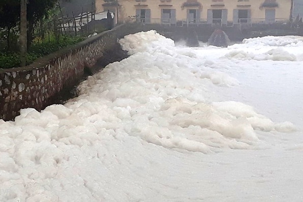 Dong song 'tuyet' o Ha Nam bi o nhiem nghiem trong hinh anh