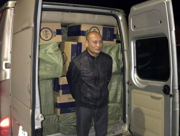 Canh sat chan oto cho 55.000 bao thuoc la lau tri gia 1,6 ty hinh anh