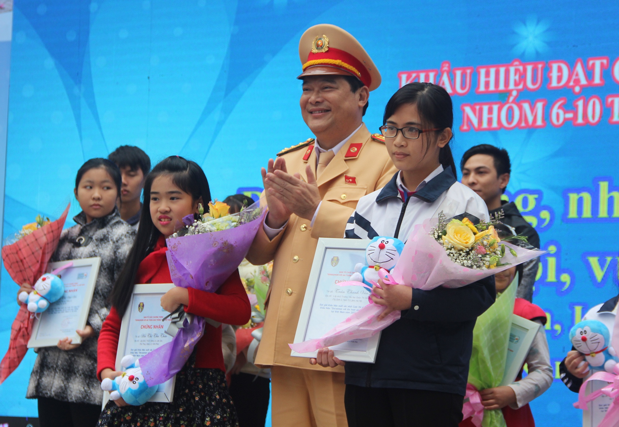 Doraemon voi an toan giao thong anh 1