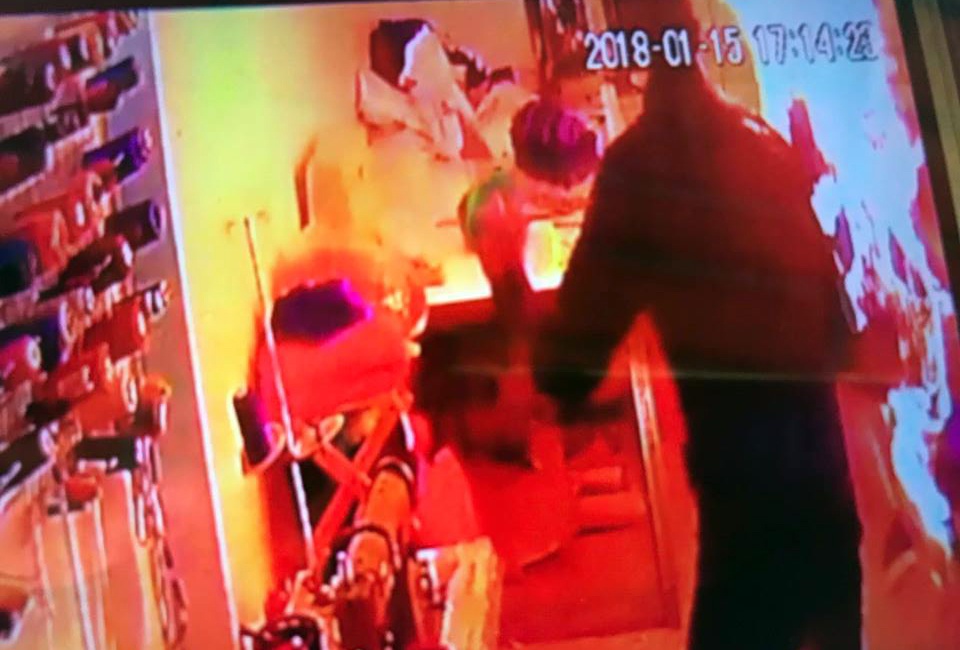 Co gai bi ban trai dot anh 1