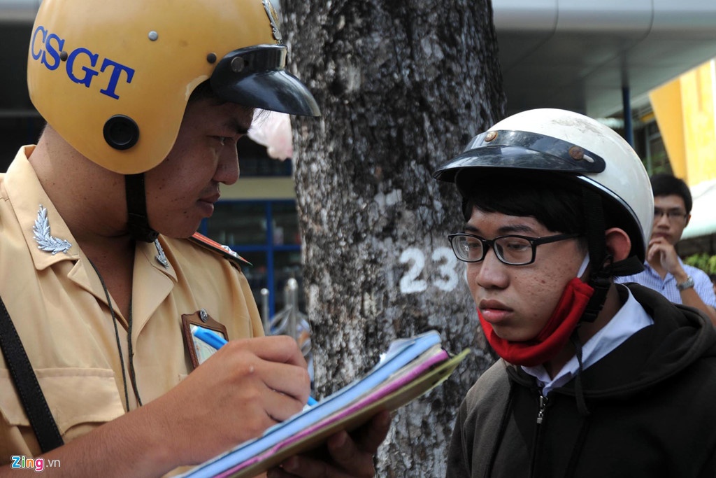 Bat buoc doi mu bao hiem anh 1