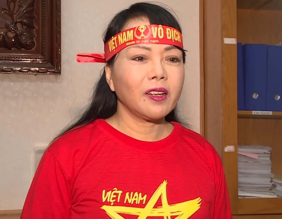 Bo truong Nguyen Thi Kim Tien mac ao do gui loi chuc U23 Viet Nam hinh anh