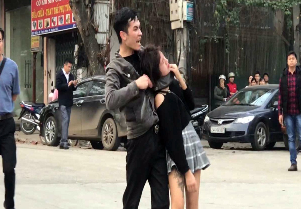 Hang chuc canh sat cuu co gai bi ke 'ngao da' ke dao khong che hinh anh