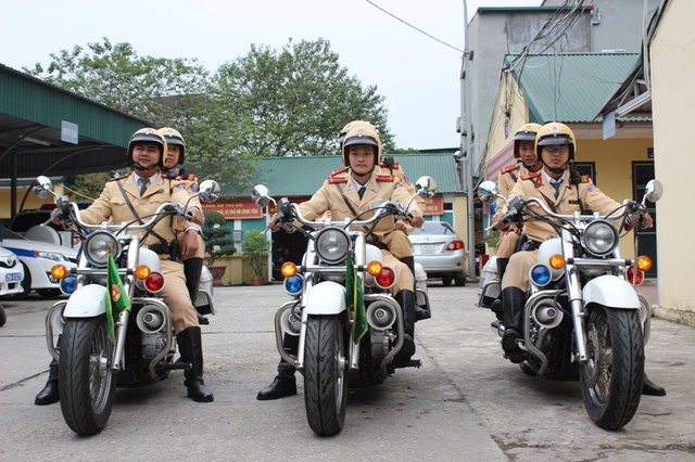 Xe dac chung dan doan U23 Viet Nam o Ha Noi hinh anh