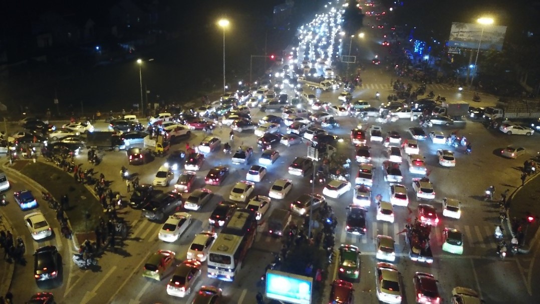 Flycam dong oto do ve quang truong Ho Chi Minh vinh danh cau thu U23 hinh anh