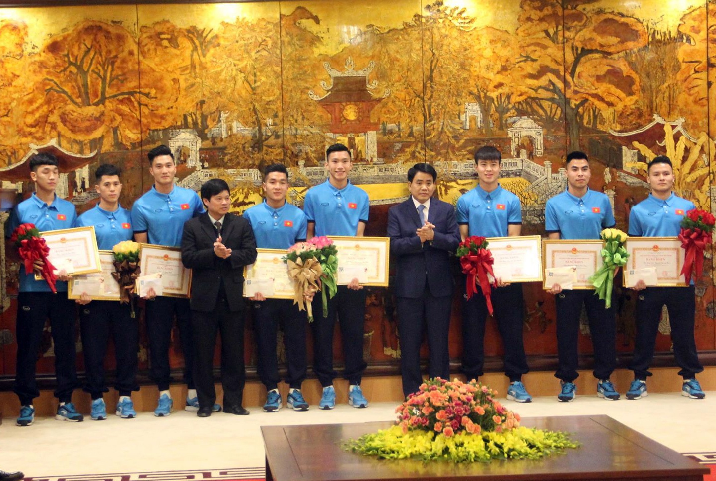Chu tich Ha Noi khen thuong doi tuyen U23 Viet Nam hinh anh