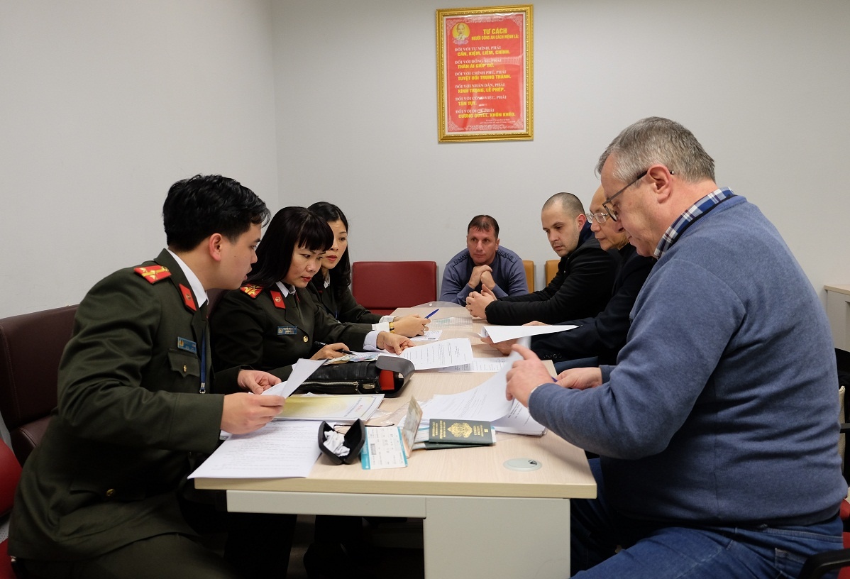 Bo Cong an to chuc thi hanh dan do ke bi truy na quoc te theo luat moi hinh anh