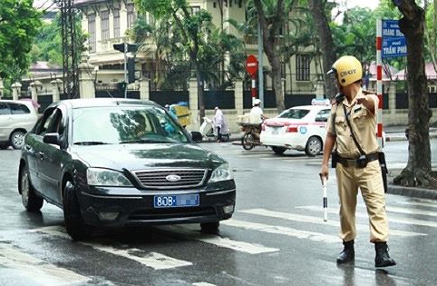 CSGT Ha Noi phat nguoi 63 xe bien xanh, 28 oto bien do hinh anh