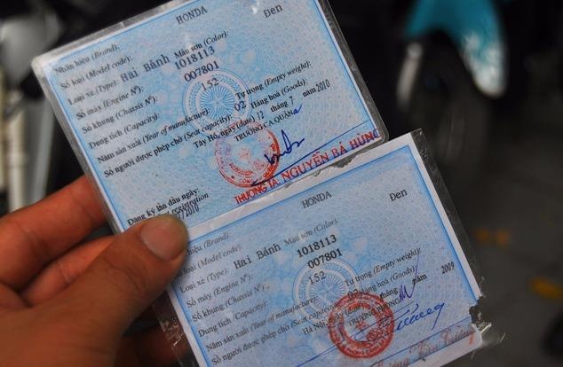 Nguoi dieu khien xe mang bang lai, dang ky gia co bi phat tu? hinh anh