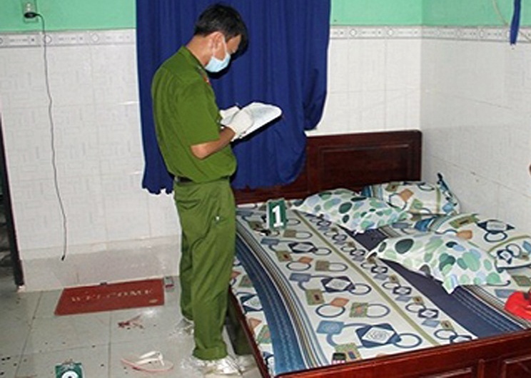 Canh sat dap cua cuu nam cong nhan thue nha nghi tu sat hinh anh