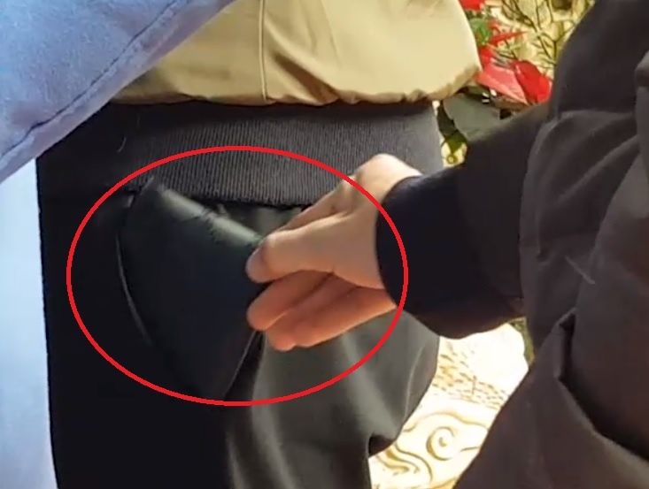 Cach phong chong moc tui khi di cho ngay Tet hinh anh