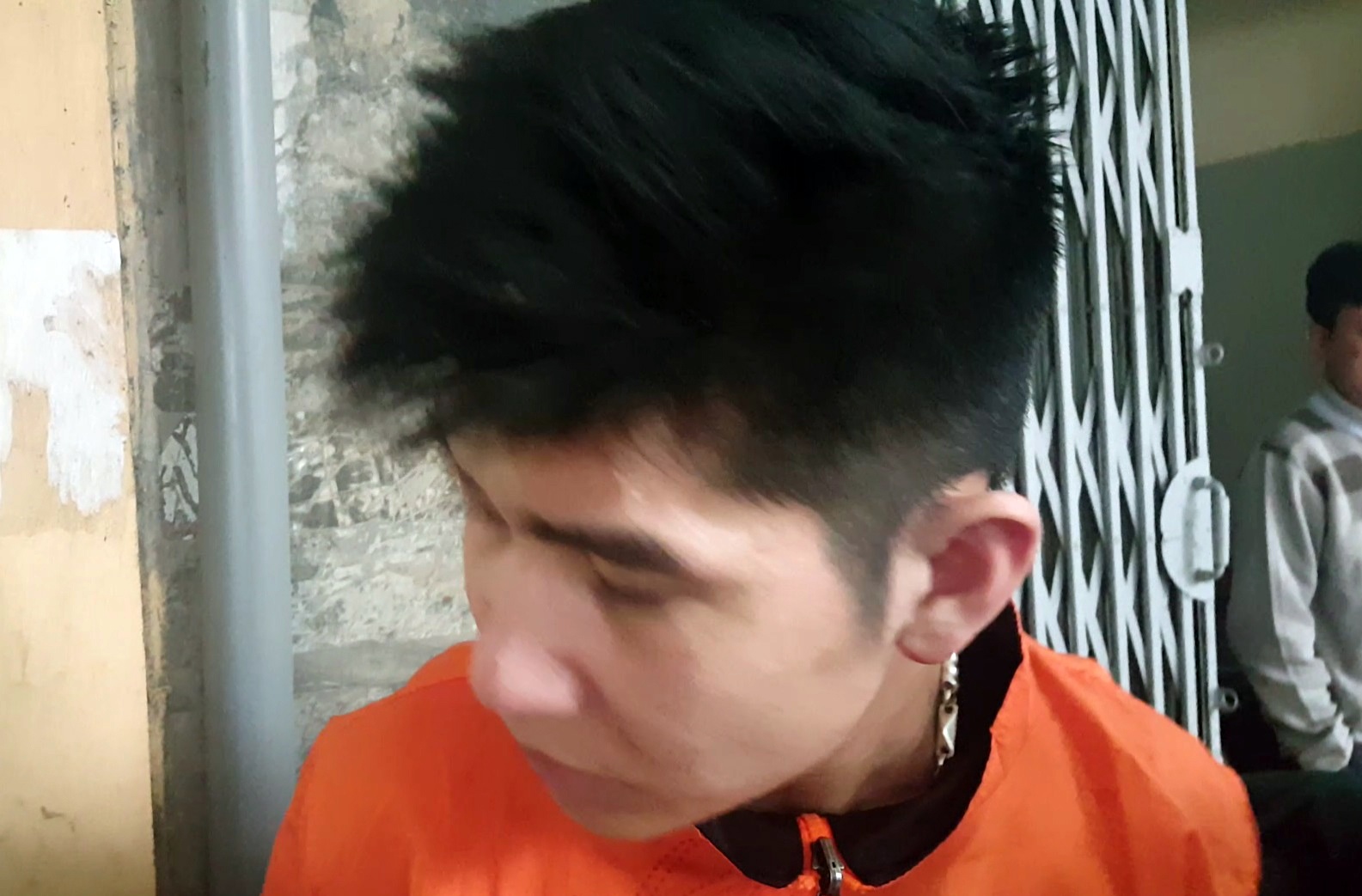 Canh sat thu ma tuy, dao bam cua ga co tien an toi giao cau voi tre em hinh anh