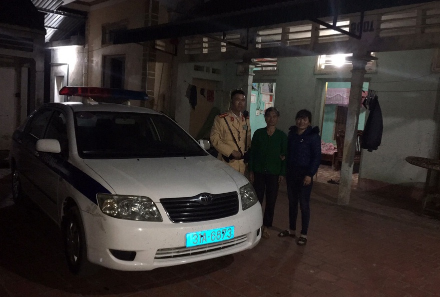 CSGT dua co gai ve que anh 1