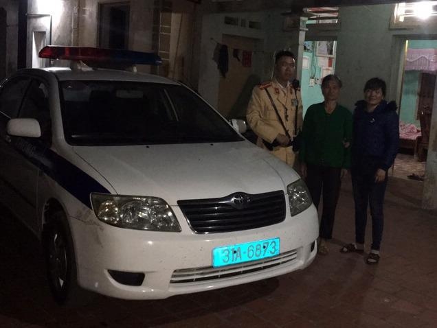 CSGT lai oto dac chung dua nu cong nhan ve que an Tet hinh anh