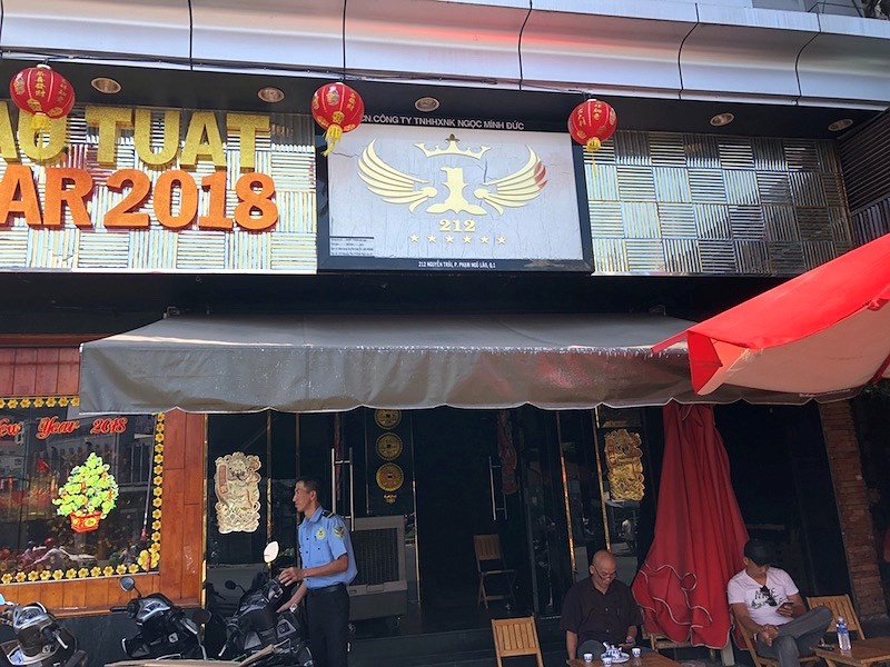 Bi doa cat dien, chu quan bar kien ra toa quan 1 hinh anh