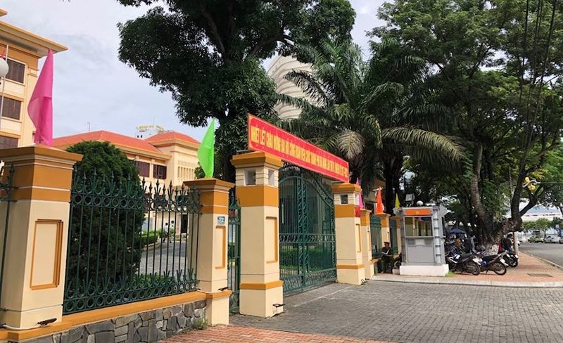 Da Nang ra quyet dinh ky luat nhieu can bo hinh anh