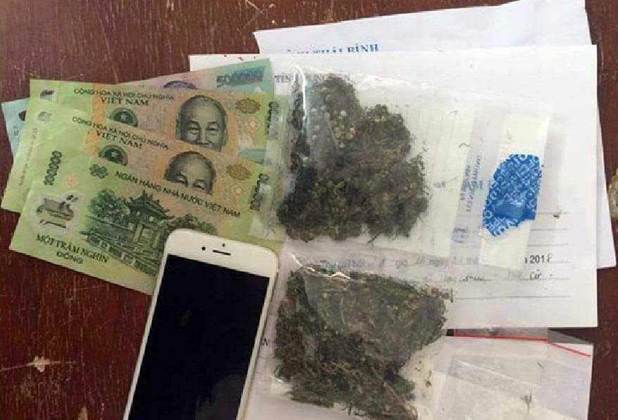 Nam sinh lop 10 rao ban can sa tren duong lang hinh anh