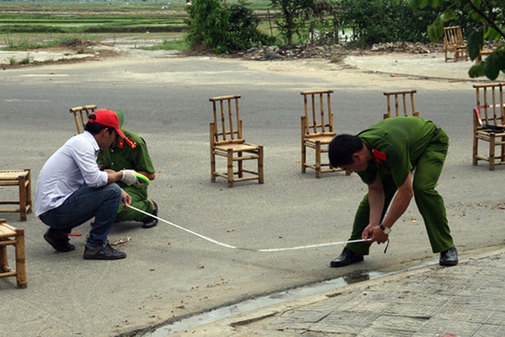 Dam chet nguoi vi dung xe chan loi di hinh anh