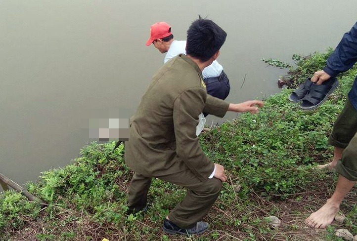 Thi the be trai so sinh noi duoi muong nuoc thuy loi hinh anh