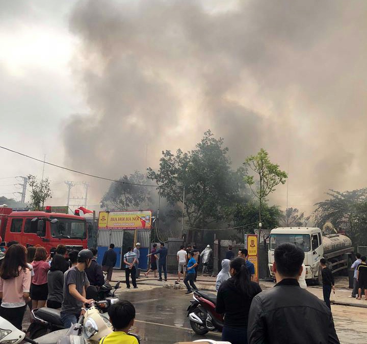 Hang chuc canh sat dap dam chay nha xuong o lang nghe hinh anh