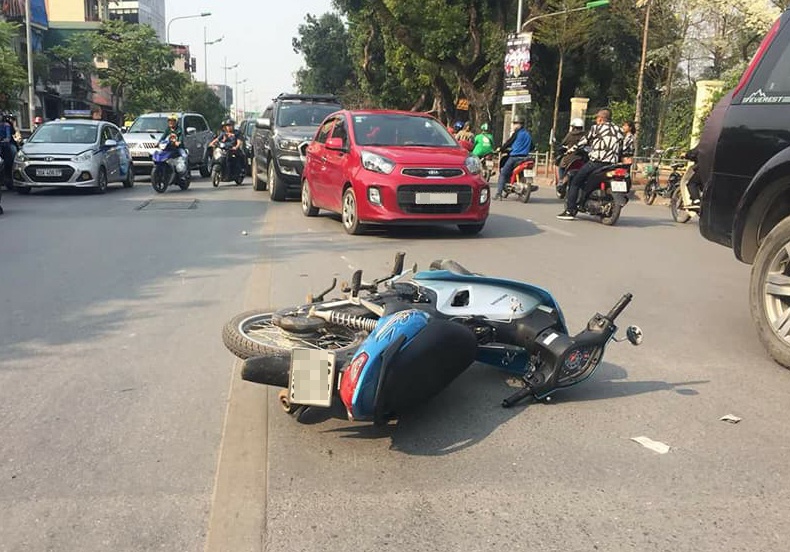 Thanh nien thiet mang duoi banh xe buyt hinh anh