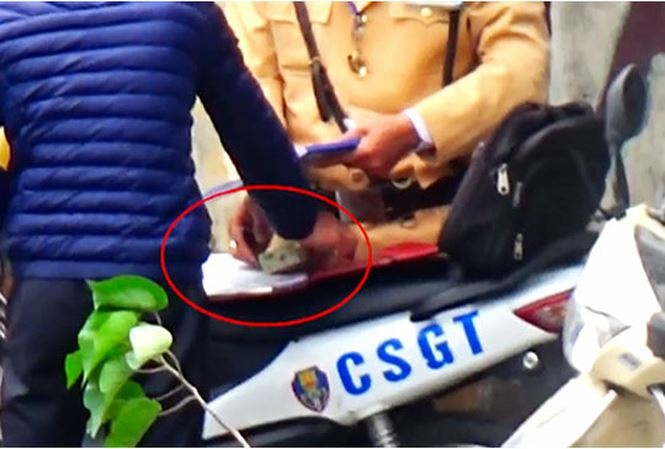 CSGT Hà Nội mãi lộ ảnh 1 CSGT Ha Noi mai lo anh 1
