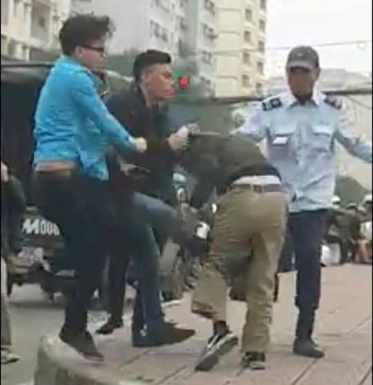 Nhân viên xe buýt đánh tài xế xe tải ảnh 1 Nhan vien xe buyt danh tai xe xe tai anh 1