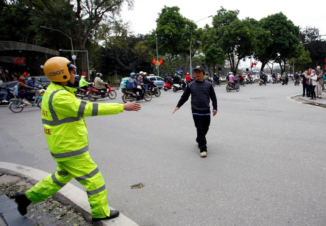 CSGT xu phat, nguoi di bo van vi pham luat tran lan hinh anh
