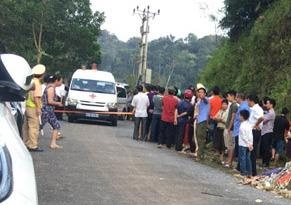 Thi the be trai cung doi vo chong trong chiec Mercedes hinh anh