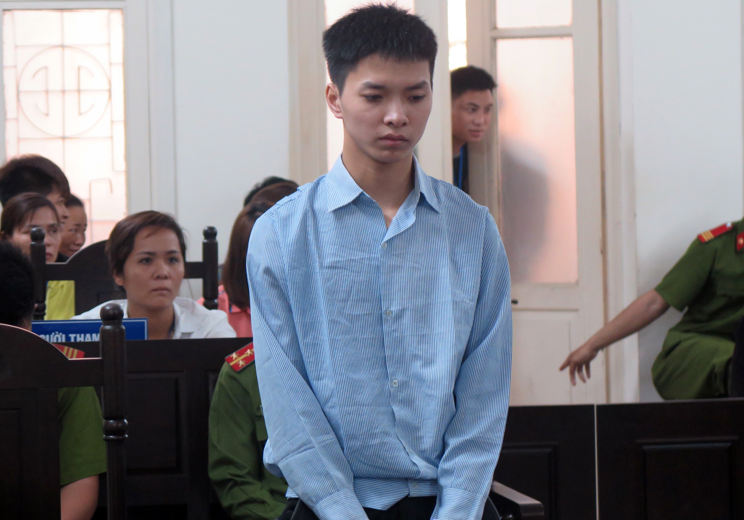 Bi cao co guong mat thu sinh linh an chung than khoc loc o toa hinh anh