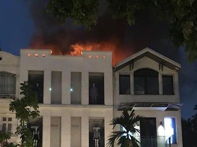 Cua hang quan ao o trung tam Ha Noi chay ngun ngut gio tan tam hinh anh