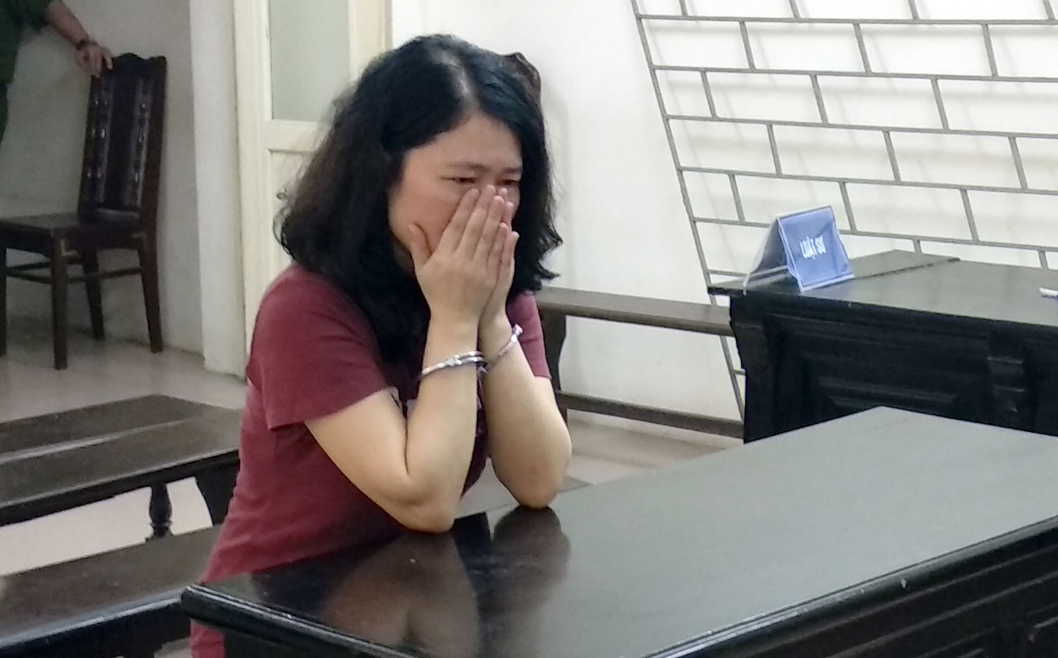 Nu nghien cuu sinh lua 2,5 ty oa khoc xin loi nguoi me gia hinh anh