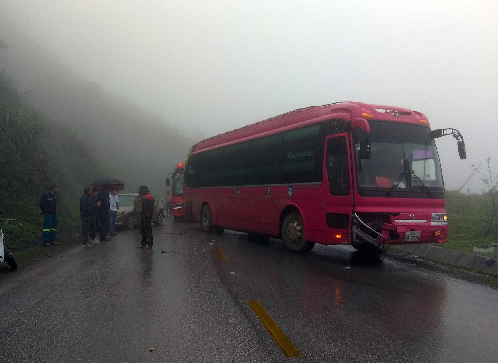 Ô tô va chạm liên hoàn ở Hòa Bình ảnh 2 O to va cham lien hoan o Hoa Binh anh 2