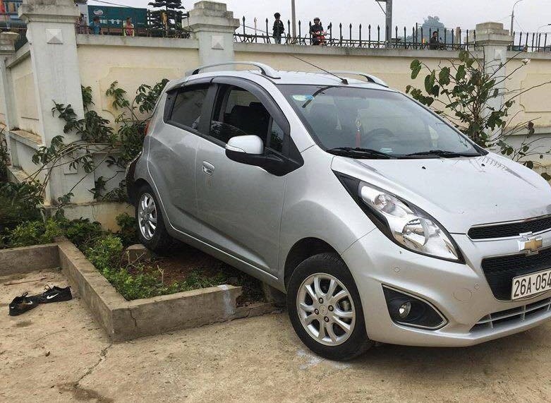 De nghi cam lai oto, dung do xe trong truong hoc hinh anh