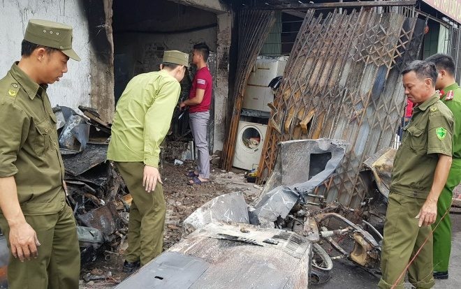 Ba me con tu vong sau dam chay o cua hang dien lanh hinh anh