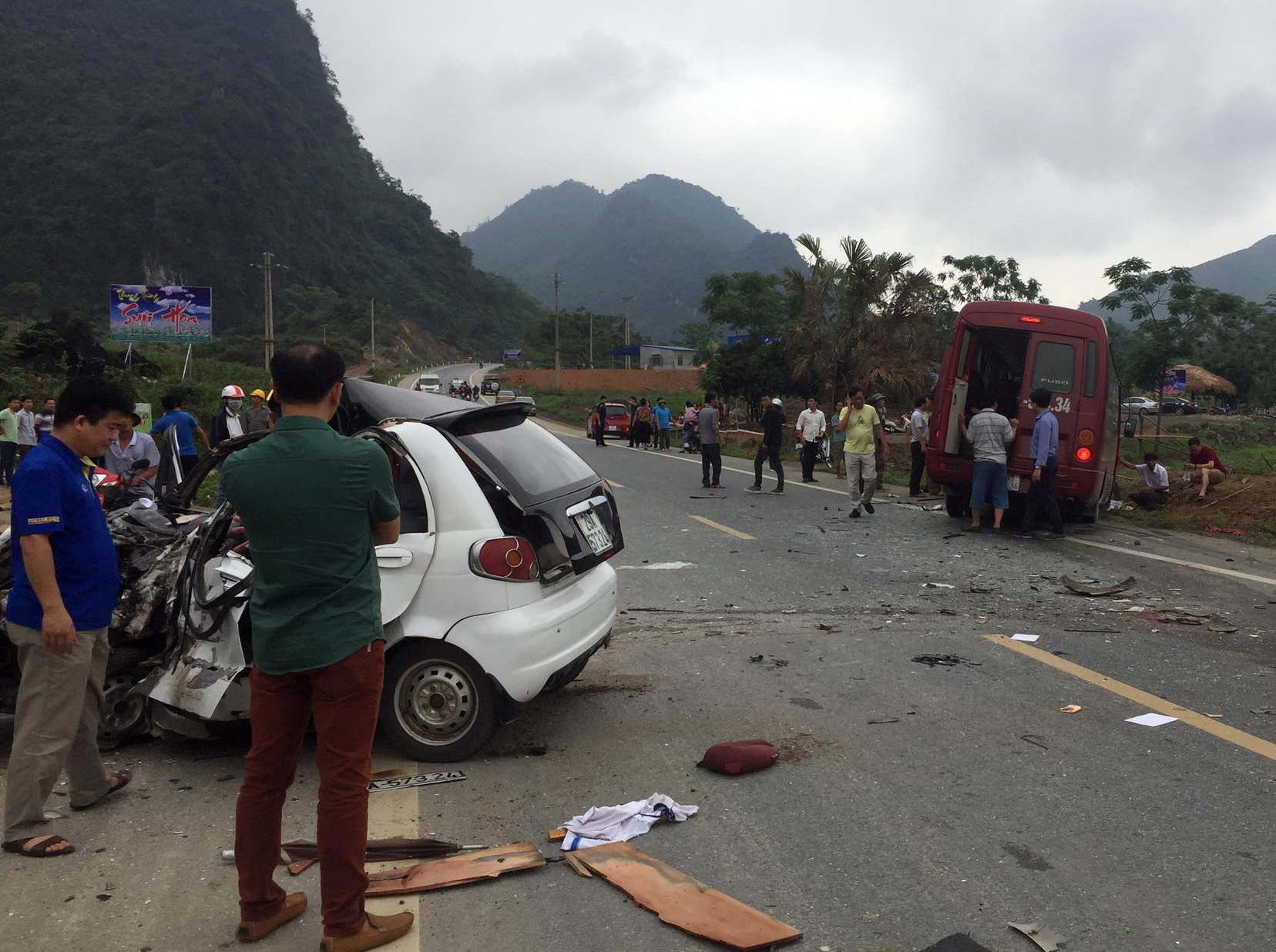 Xe hop dau dau oto khach tren cao toc, mot nguoi tu vong hinh anh