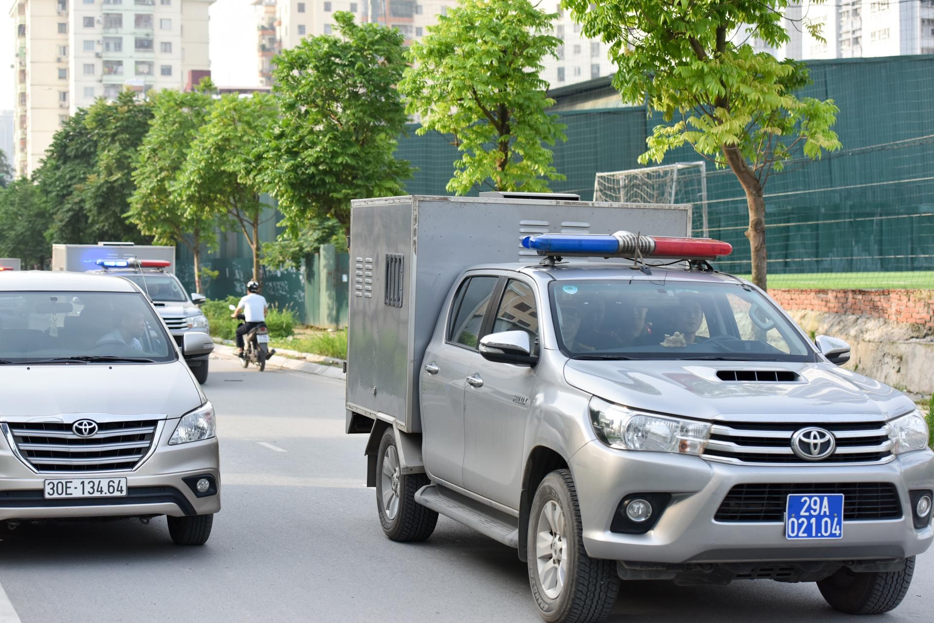 Doan xe dac chung cho cac bi cao vu phuc tham Dinh La Thang den toa hinh anh