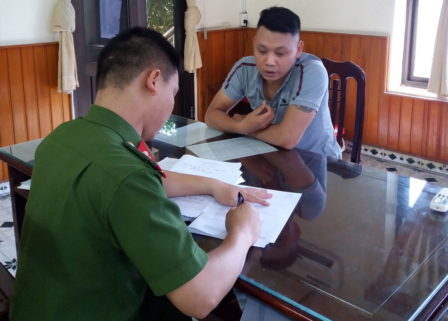 Canh sat cong nghe cao bat 9X buon ban vu khi qua mang hinh anh