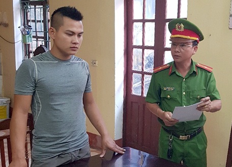 Ke sat hai 2 cha con hang xom khai gi khi ra dau thu? hinh anh