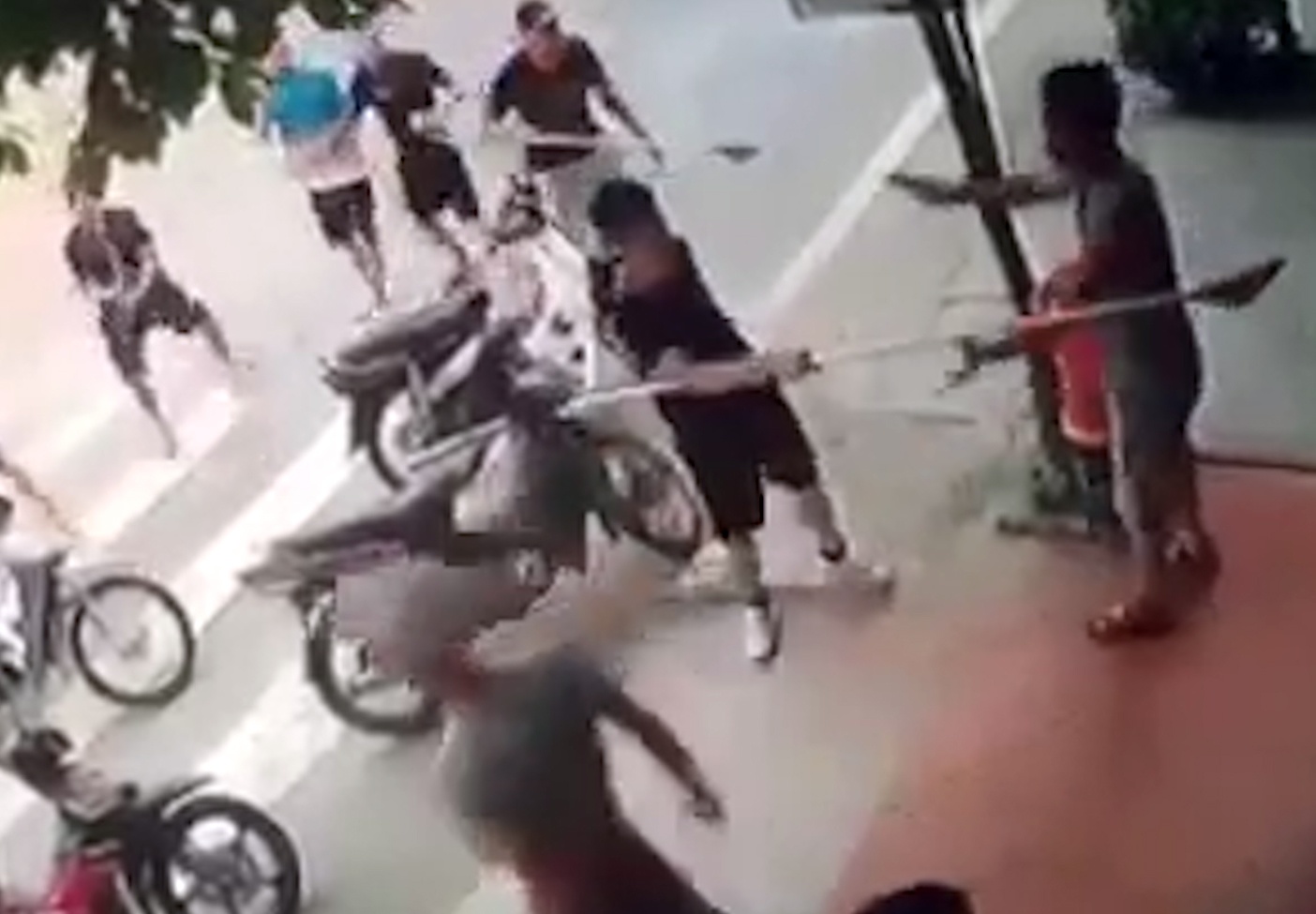 Nhom con do tan cong nhieu nguoi trong mot gia dinh hinh anh