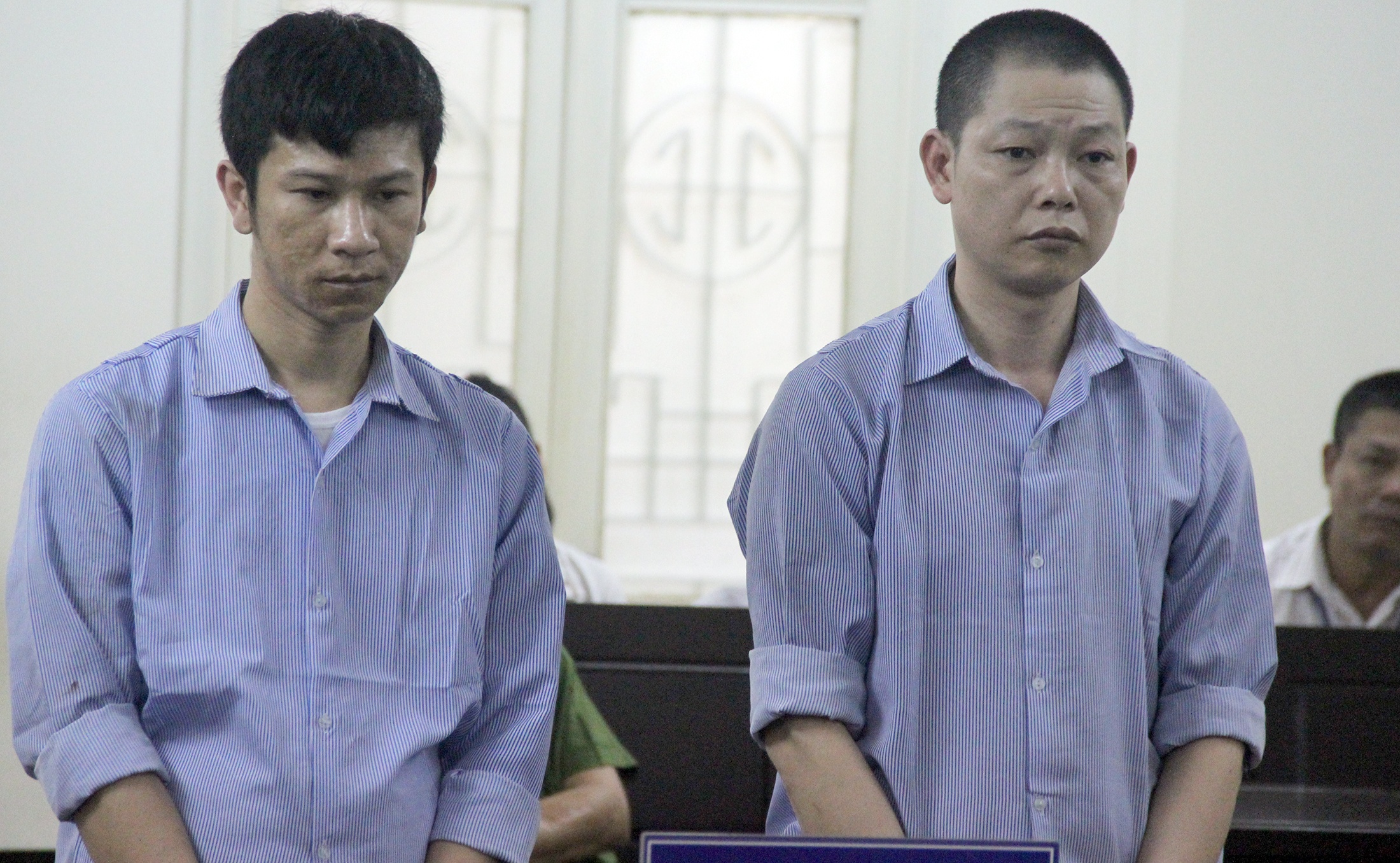 Tu hinh 2 ke van chuyen 47 banh heroin bang oto hinh anh