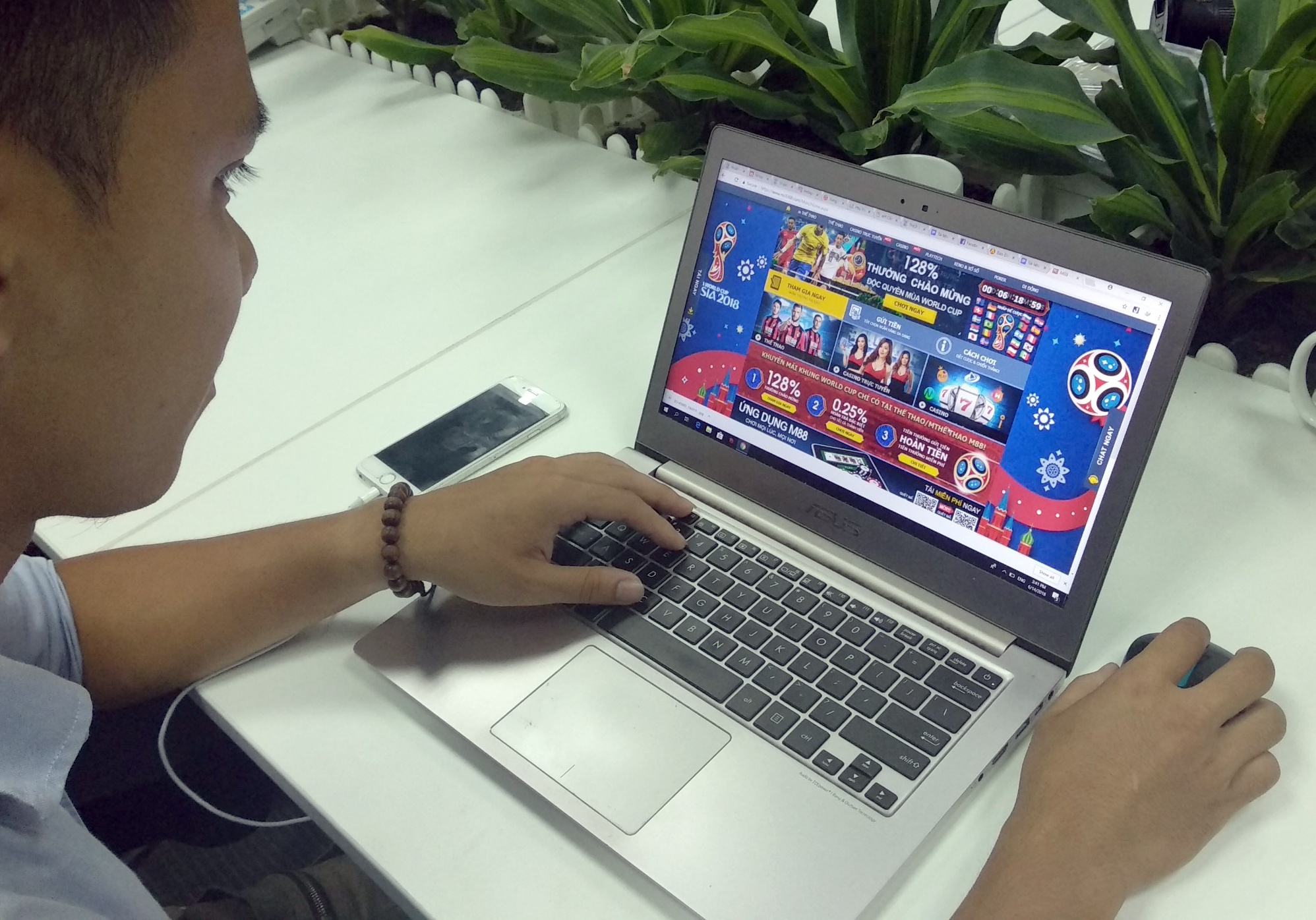Ca do bong da tren trang web o nuoc ngoai co pham toi? hinh anh