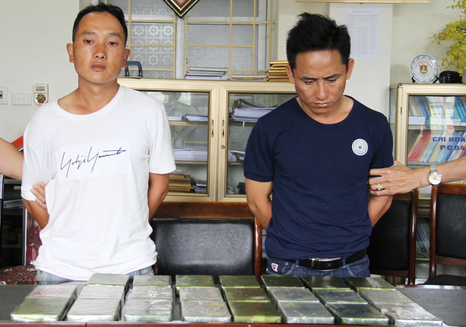 Canh sat dot kich nha nghi bat 2 nguoi mang 23 banh heroin hinh anh