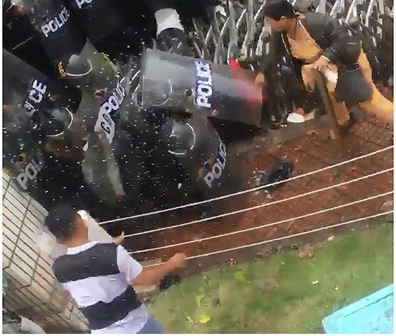 Bat thanh nien be tang da 30 kg nem canh sat co dong o Pouyuen hinh anh