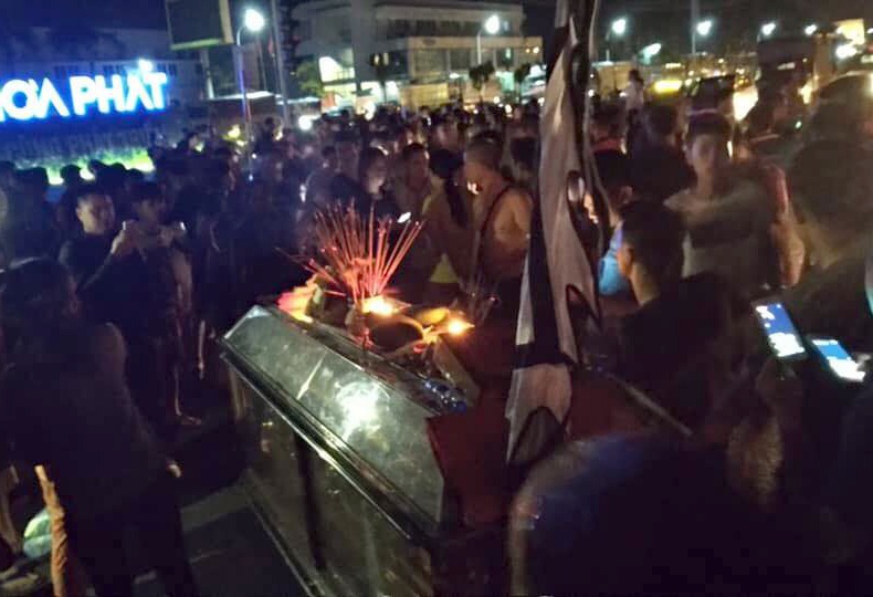 Nguoi than 2 nu sinh tu vong mang quan tai den tru so cong an hinh anh