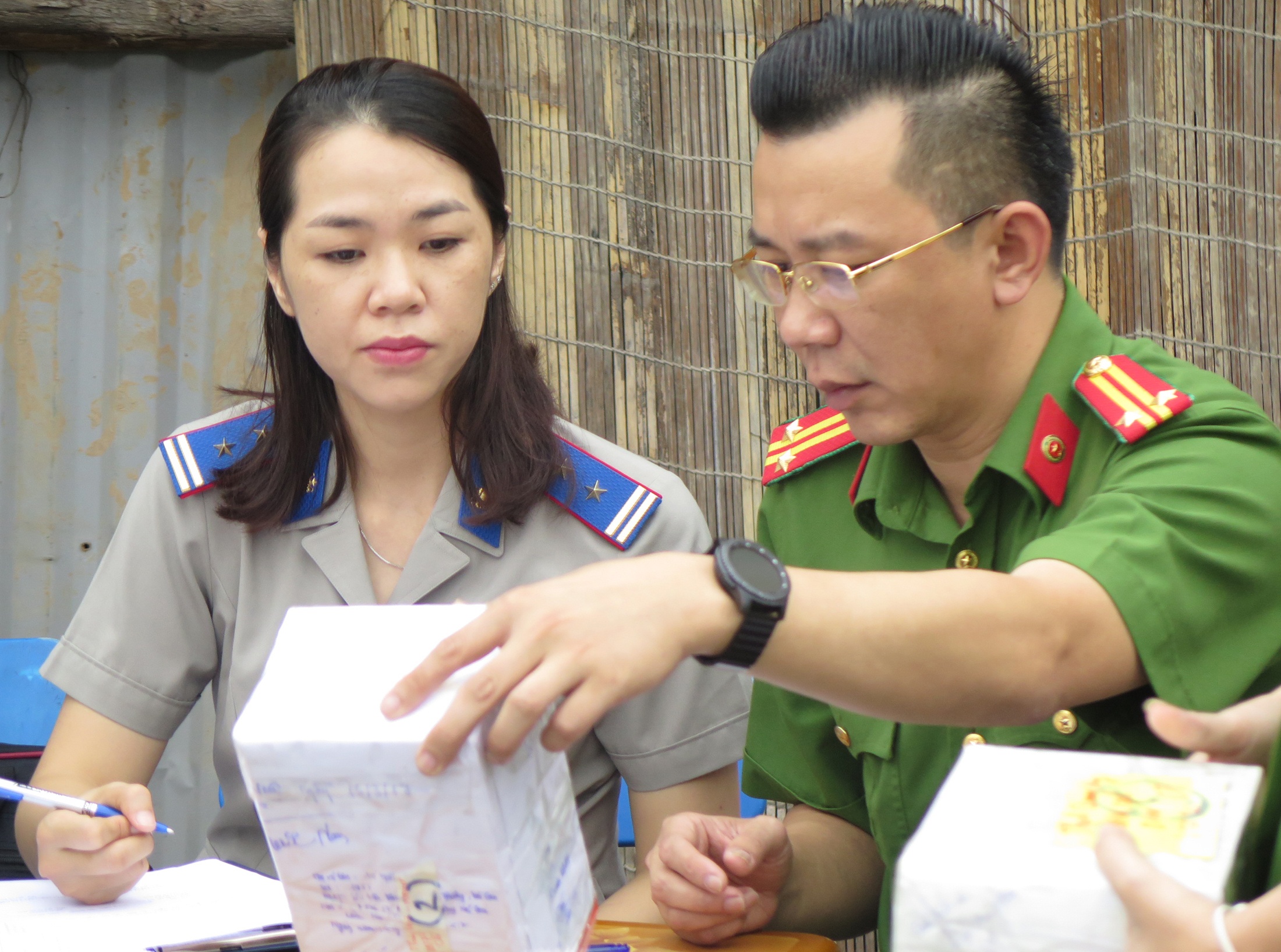 Tieu huy ma tuy anh 1