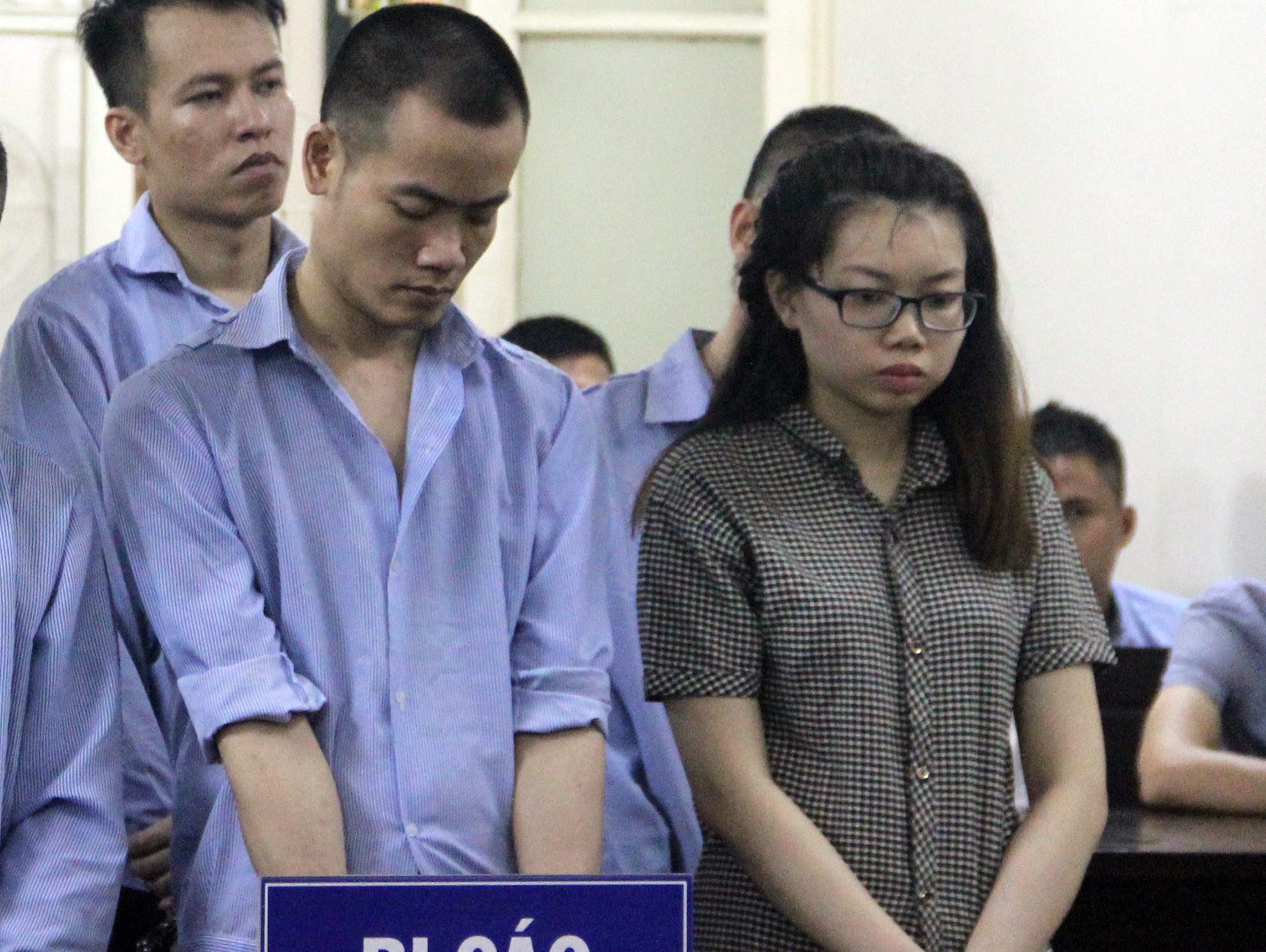 Co gai 9X tham gia bang lua dao ngan hang khoc khi ra toa hinh anh